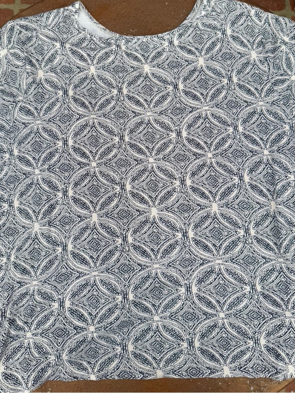 Croft & Barrow white + grey paisley patterned t-shirt top Size XL